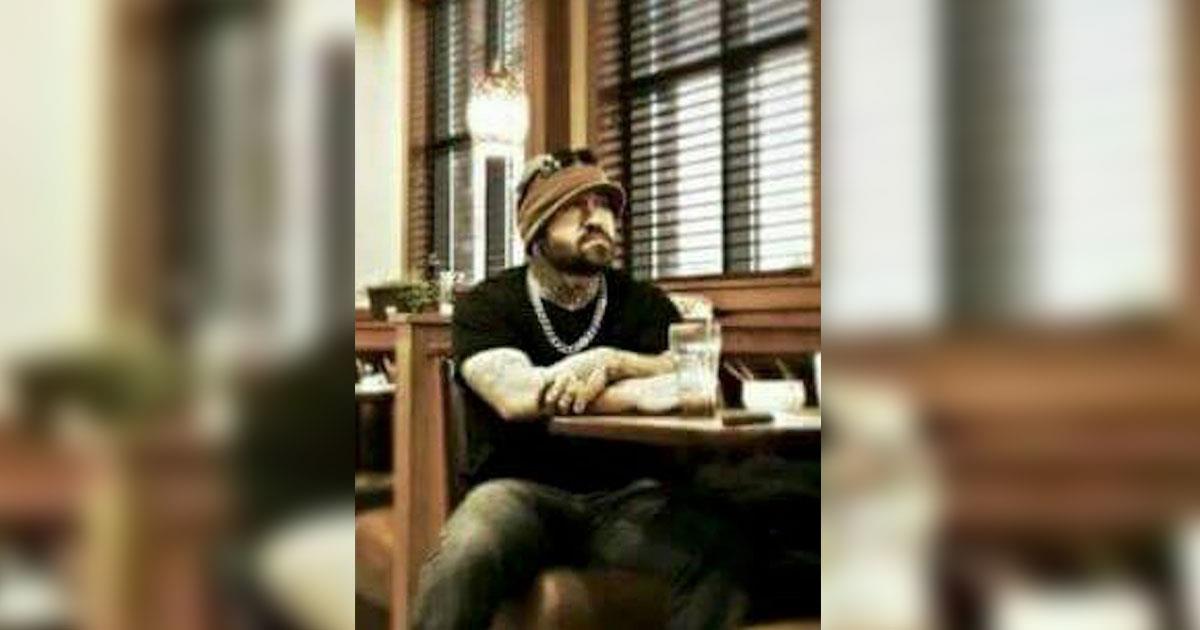 Un tipo se sent&oacute; dos de horas en un restaurante sin ordenar. De pronto hizo algo impensado
