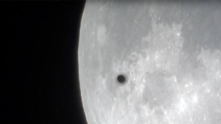 &iquest;Ovnis a la vista?: Los extra&ntilde;os objetos que sobrevolaron la superluna (VIDEO):