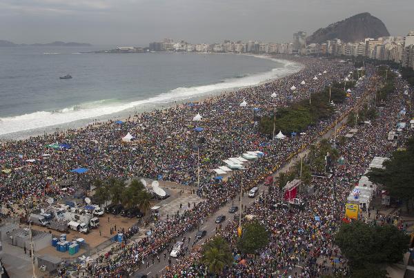 Con m&aacute;s de tres millones de peregrinos se despidi&oacute; el Papa