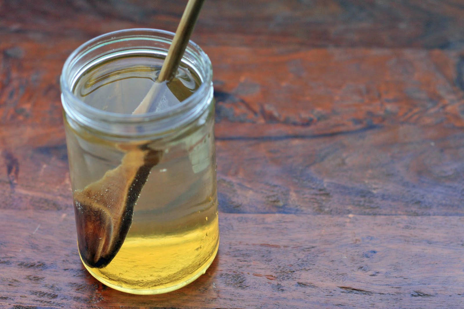 Es recomendable tomar agua con miel con el est&oacute;mago vac&iacute;o
