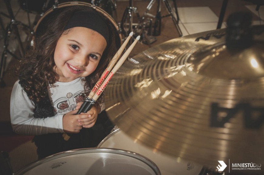 Esta ni&ntilde;a de 5 a&ntilde;os tiene un talento incre&iacute;ble para la bater&iacute;a