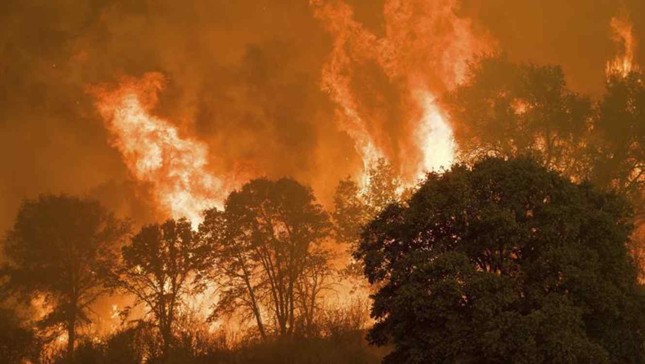 A big wildfire forces thousands of people to evacuate in California