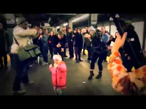 Mira c&oacute;mo esta ni&ntilde;a puso a toda una estaci&oacute;n del metro a bailar