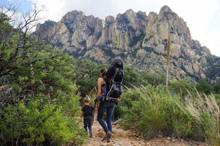 Mam&aacute; y su hija de tres a&ntilde;os exploran juntas las monta&ntilde;as m&aacute;s bellas del continente