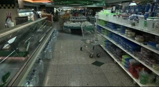 El desabastecimiento acorrala a Maduro