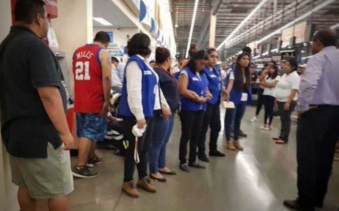 Beb&eacute; de dos meses muere en un Walmart tras caer de los brazos de su madre