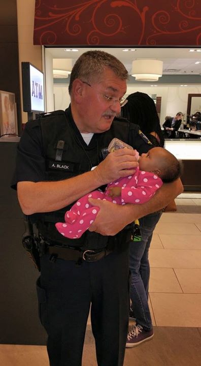 Este polic&iacute;a ayud&oacute; a calmar a una beb&eacute; en un centro comercial por una hermosa raz&oacute;n