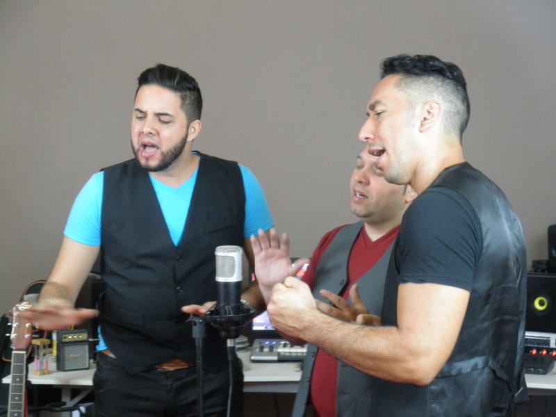 Mira lo que hacen estos Venezolanos Cantantes