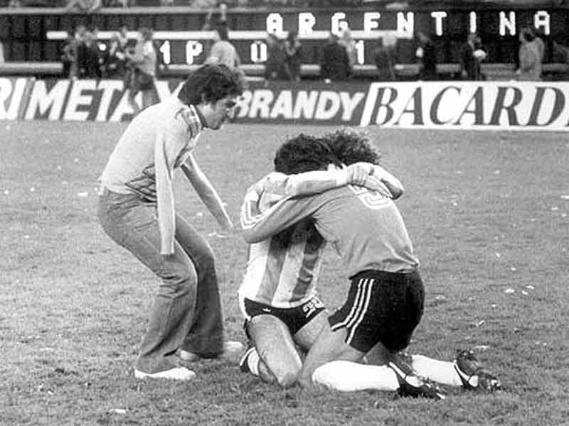 El abrazo m&aacute;s famoso de la historia del f&uacute;tbol