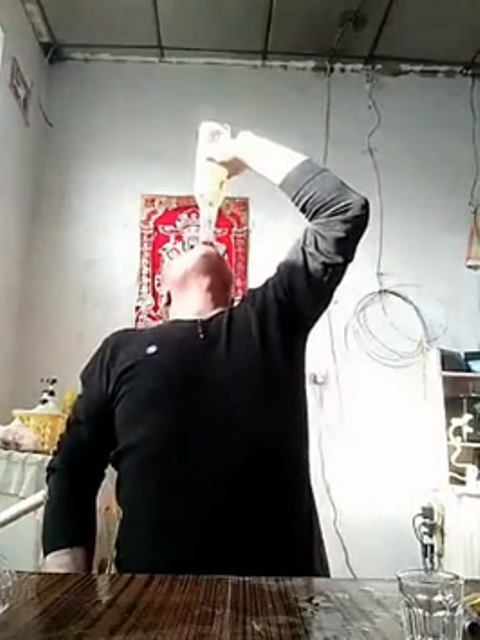 Hombre asi&aacute;tico mata la sed bebiendo cerveza con anguilas