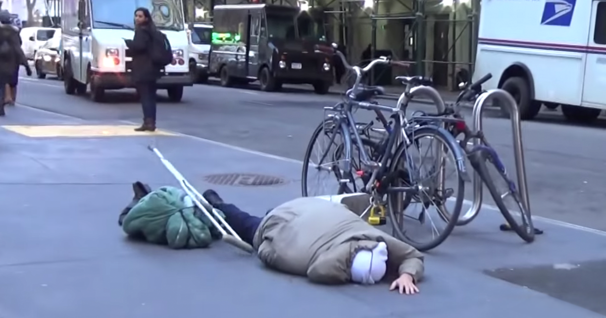 &iquest;Si un indigente se cae al suelo lo ayudar&iacute;as a levantarse? Mira lo que hicieron estas personas