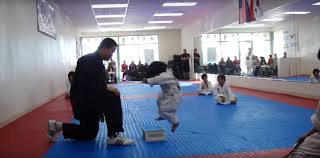 La divertida lecci&oacute;n de taekwondo a un tierno ni&ntilde;o