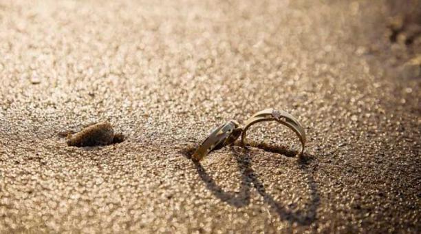 Halla en una playa francesa el anillo de boda perdido hace 14 a&ntilde;os
