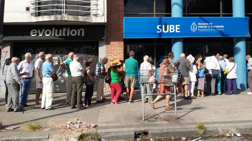 Un infierno para miles de platense que estuvieron horas de espera al rayo del sol para realizar el t