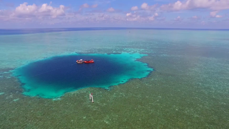 Video: Sobrevuele el agujero azul m&aacute;s profundo del mundo en el mar de la China Meridional: