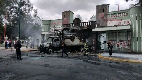 En memoria de los 43 de Ayotzinapa y contra la manipulaci&oacute;n violenta de su causa: partido democracia