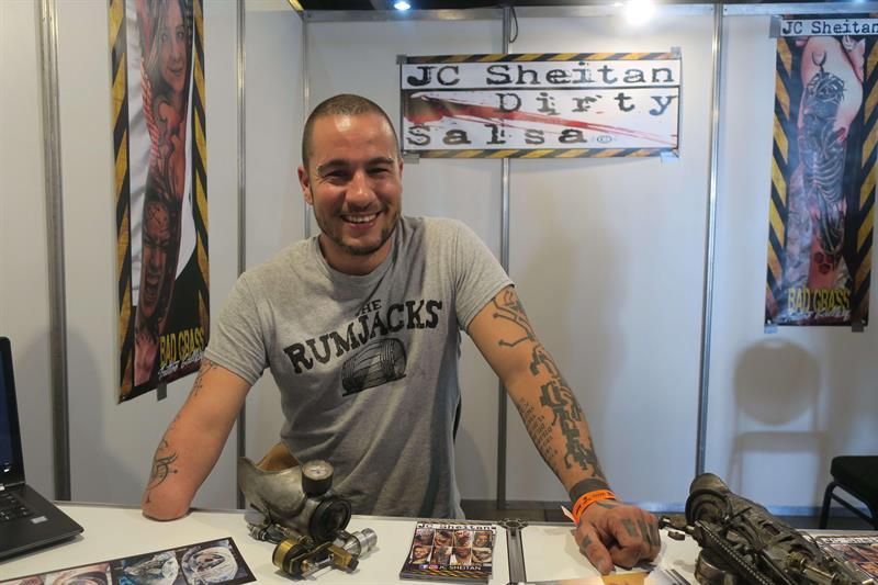 Primer tatuador con brazo prot&eacute;sico protagoniza Tattoo Show de Buenos Aires