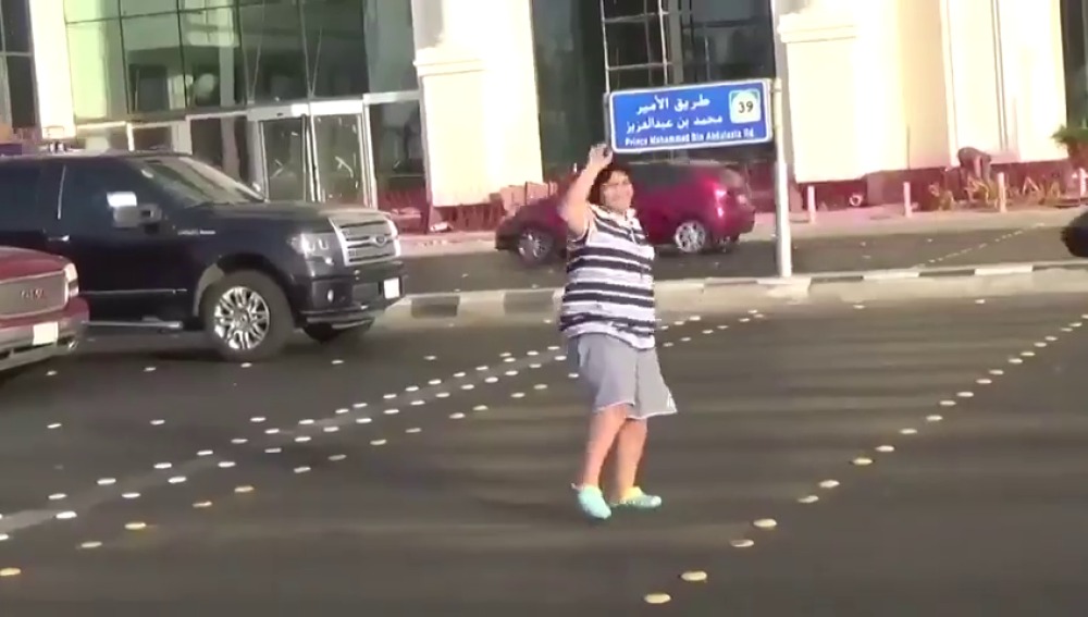 Adolescente saud&iacute; es detenido por bailar La Macarena en un sem&aacute;foro