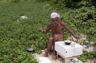 Un anciano vive hace 20 a&ntilde;os solo y desnudo en una isla