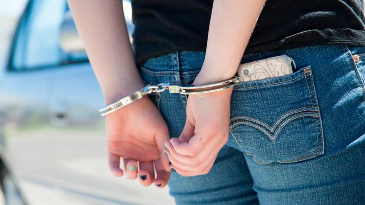 Arrestan en EE.UU. a madre acusada de tortura y maltrato a sus diez hijos