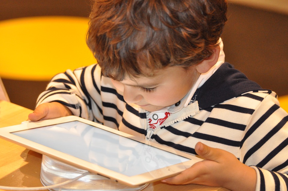 La luz de las tablets causa da&ntilde;os irreparables en la vista de los ni&ntilde;os