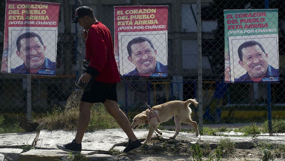 Alcalde de Venezuela dice que la gente est&aacute; 'cazando' perros, gatos y palomas para comer
