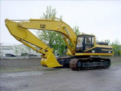 Un empleado descontento derrumba la oficina de su jefe con una excavadora
