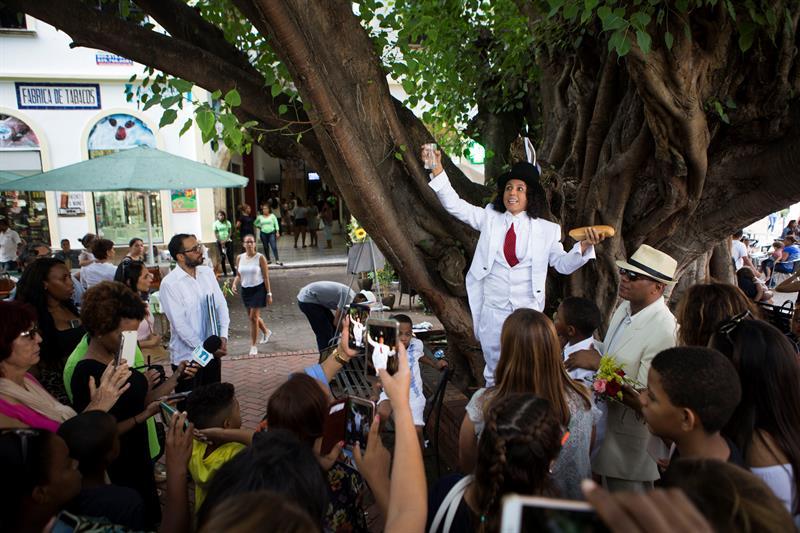 Casamiento masivo con &aacute;rboles en Argentina a favor del medio ambiente