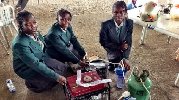 Adolescentes inventan un generador de electricidad a base de orina 