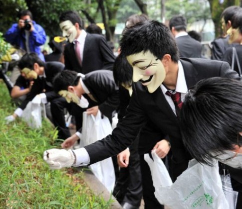 Anonymous protesta recogiendo basura en las calles de Jap&oacute;n