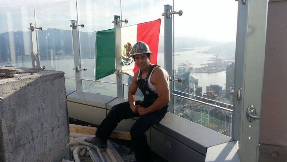 Mexicano pone bandera de su pa&iacute;s en lo alto de una Torre Trump en Canad&aacute;