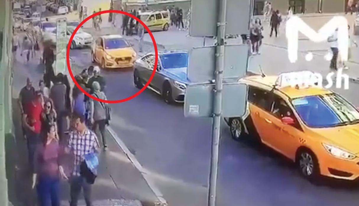 Taxi atropella multitud de personas en centro de Mosc&uacute;