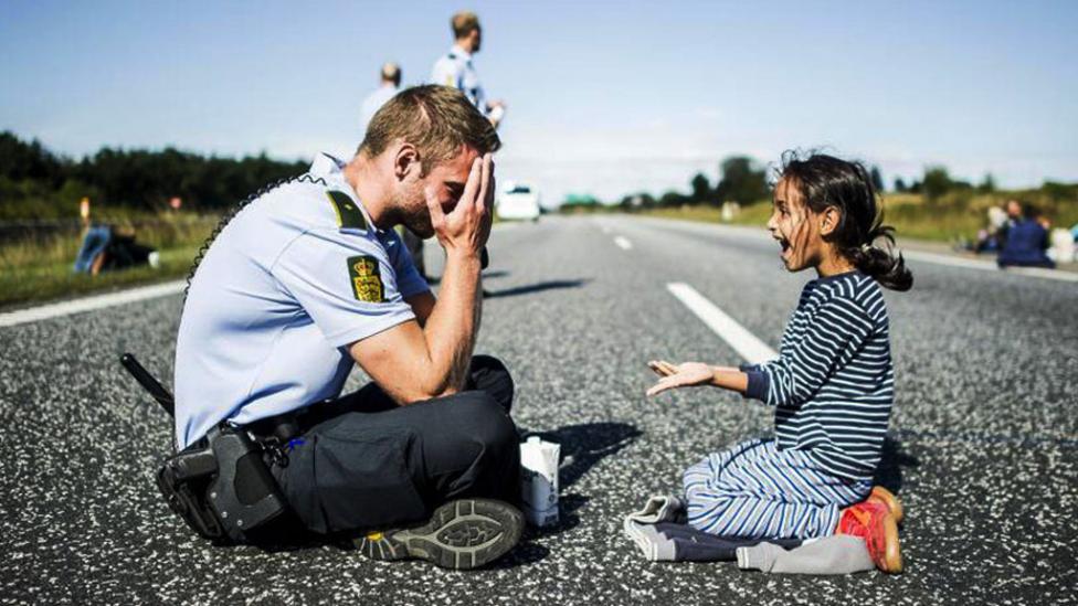 El polic&iacute;a que encontr&oacute; el tiempo de jugar con una nena siria