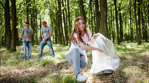 Vecinos ayudan  al Bosque de Aragon