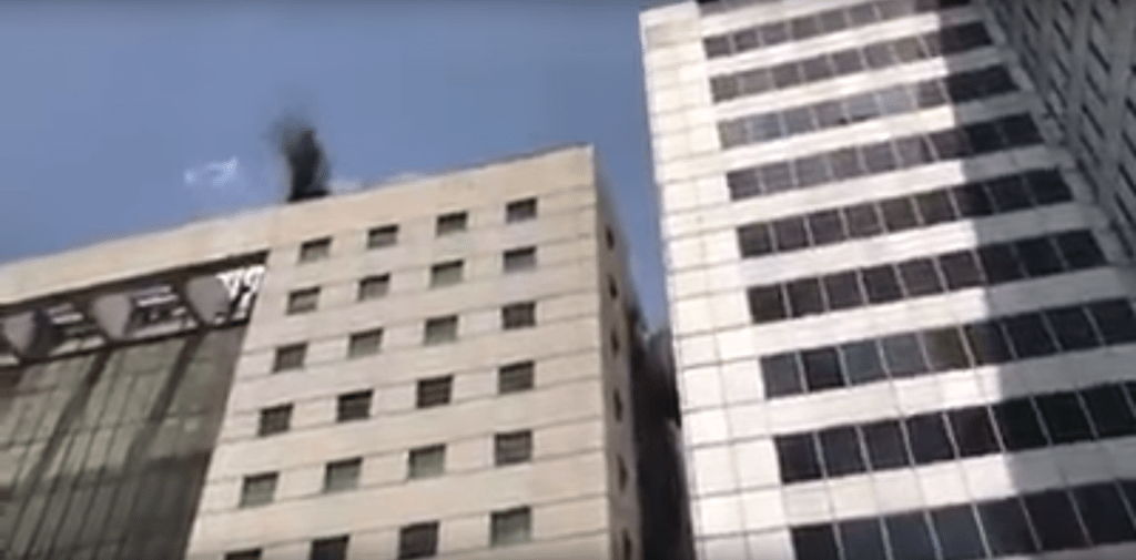 &iquest;Como en las caricaturas?: v&iacute;deo viral en que se aparece la muerte sobre edificio durante terremoto