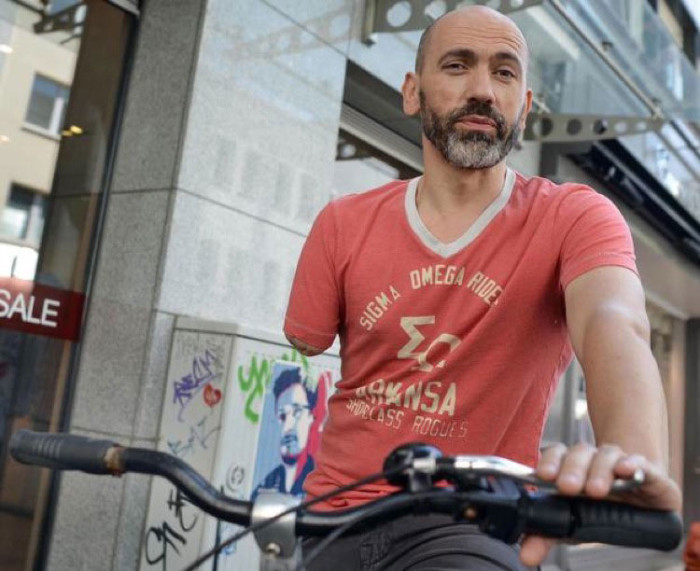 Multan a un ciclista manco por circular con un solo brazo