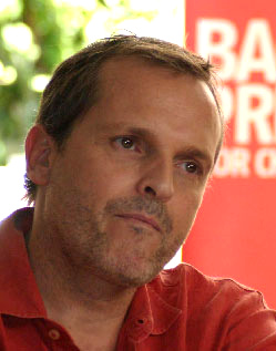 El cantante  Miguel Bose 