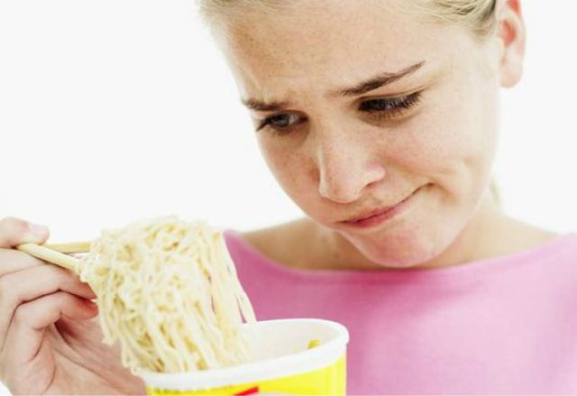 Los peligros de comer sopas instant&aacute;neas