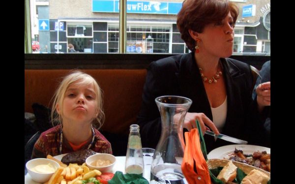Comer en familia por m&aacute;s tiempo disminuye el riesgo de obesidad infantil