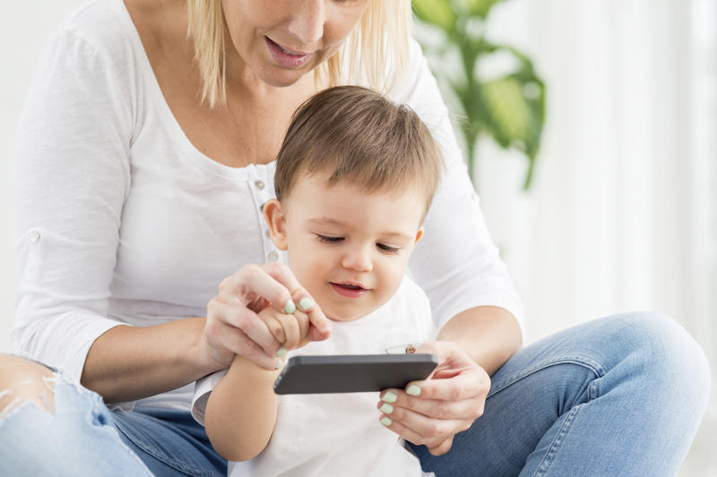 Los riesgos de calmar a los ni&ntilde;os con el smartphone