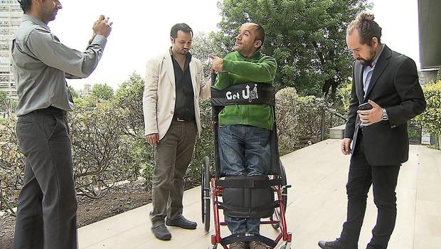 Crearon una in&eacute;dita silla de ruedas que permite ponerse de pie