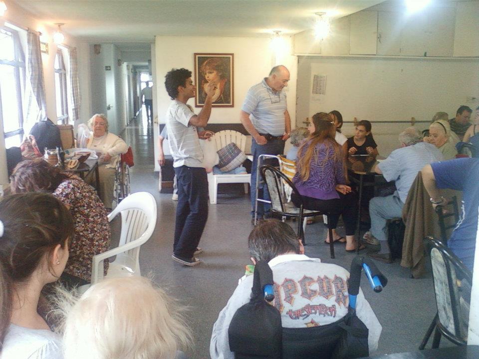 Visita a hogar de abuelos de Ringuelet