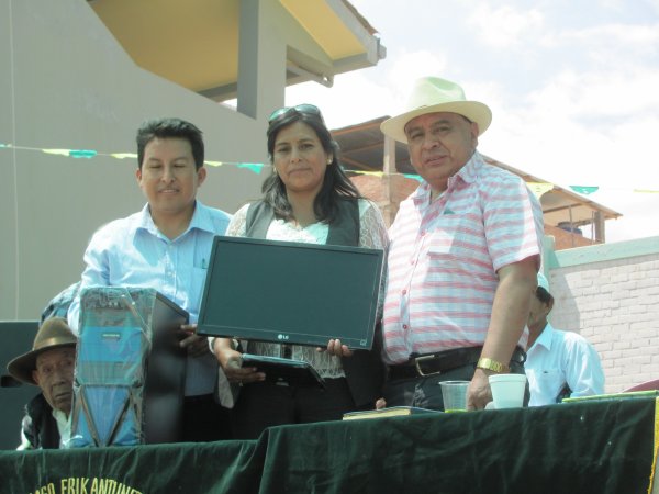 ALCALDE DE LA MUNICIPALIDAD PROVINCIAL DE HUAROCHIRI LIC. HUGO GONZALEZ CARHUAVILCA ENTREGO MODERNAS