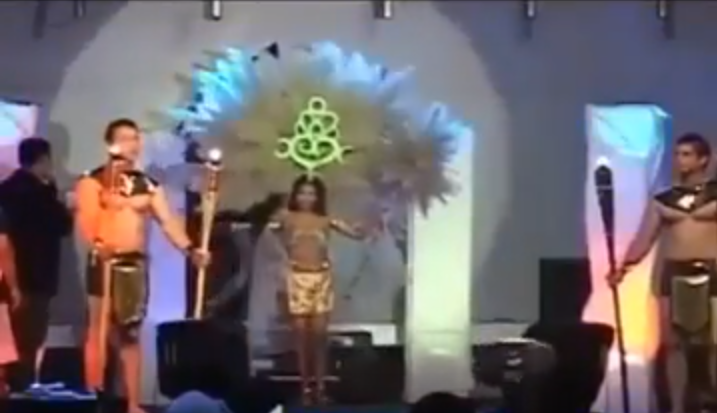 Traje de concurso se incendia mientras la modelo lo luc&iacute;a en el escenario