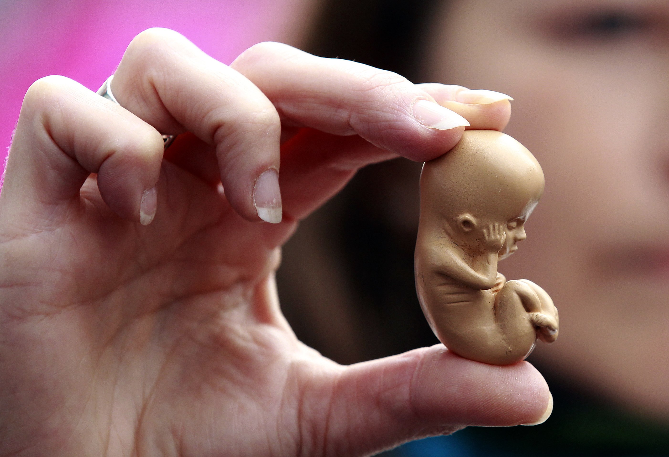 Reino Unido abre puertas a mujeres de Irlanda del Norte para ir a abortar 