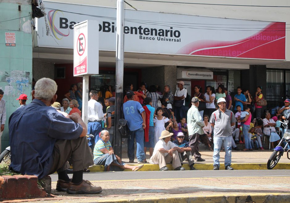 Venezolano muere esperando cobrar su pensi&oacute;n de menos de 2$ 