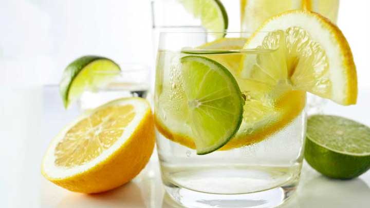 10 razones por las que tomar agua tibia de lim&oacute;n cada ma&ntilde;ana es beneficioso