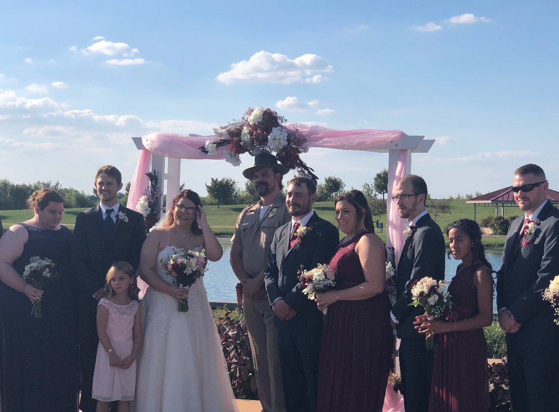 Cumpli&oacute; su promesa: ''Jim Hopper'' ofici&oacute; la boda de una pareja fan&aacute;tica de    Stranger Things   