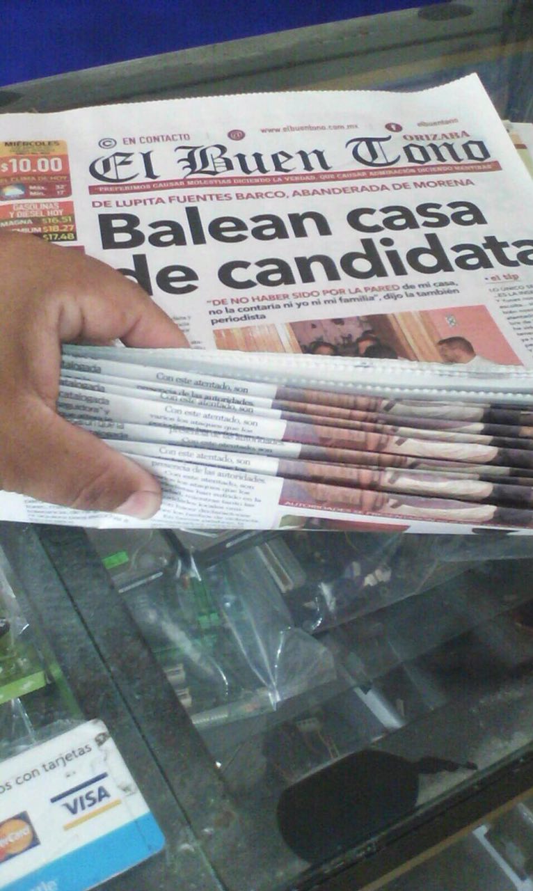 Regalan peri&oacute;dicos de falsa balacera para subir encuestas.