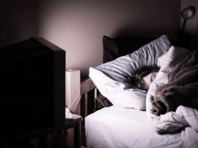 &iquest;Cu&aacute;nto da&ntilde;o puede hacernos dormir con la TV encendida?